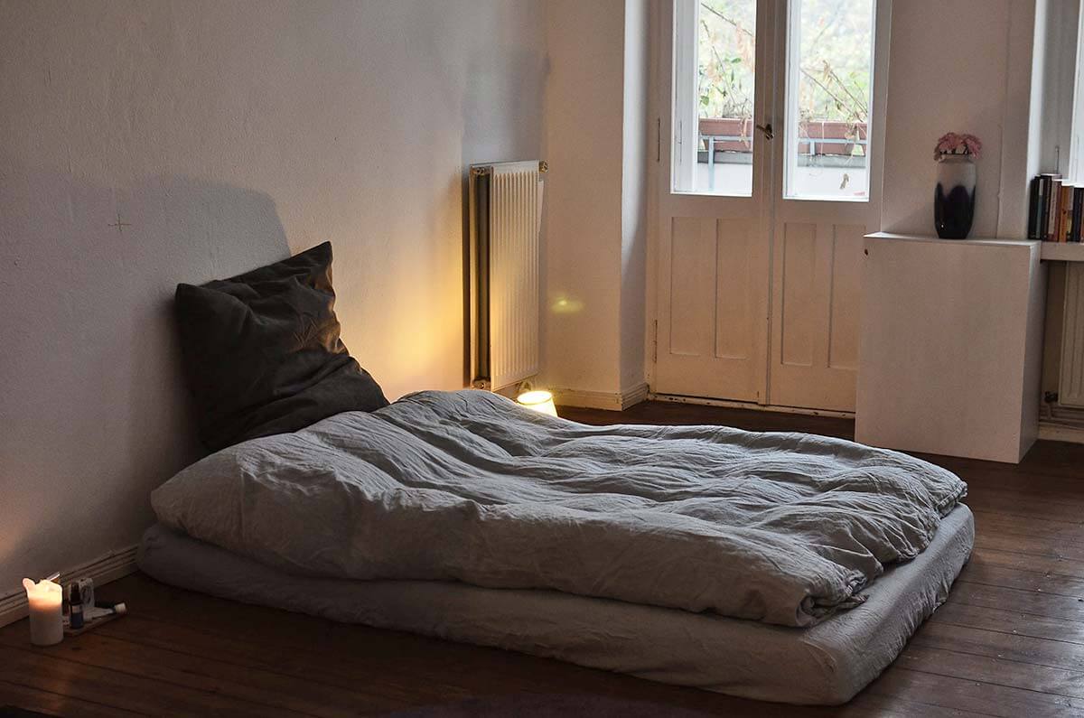 El colchón en el suelo para dormir: ¿Es una buena idea? Lo